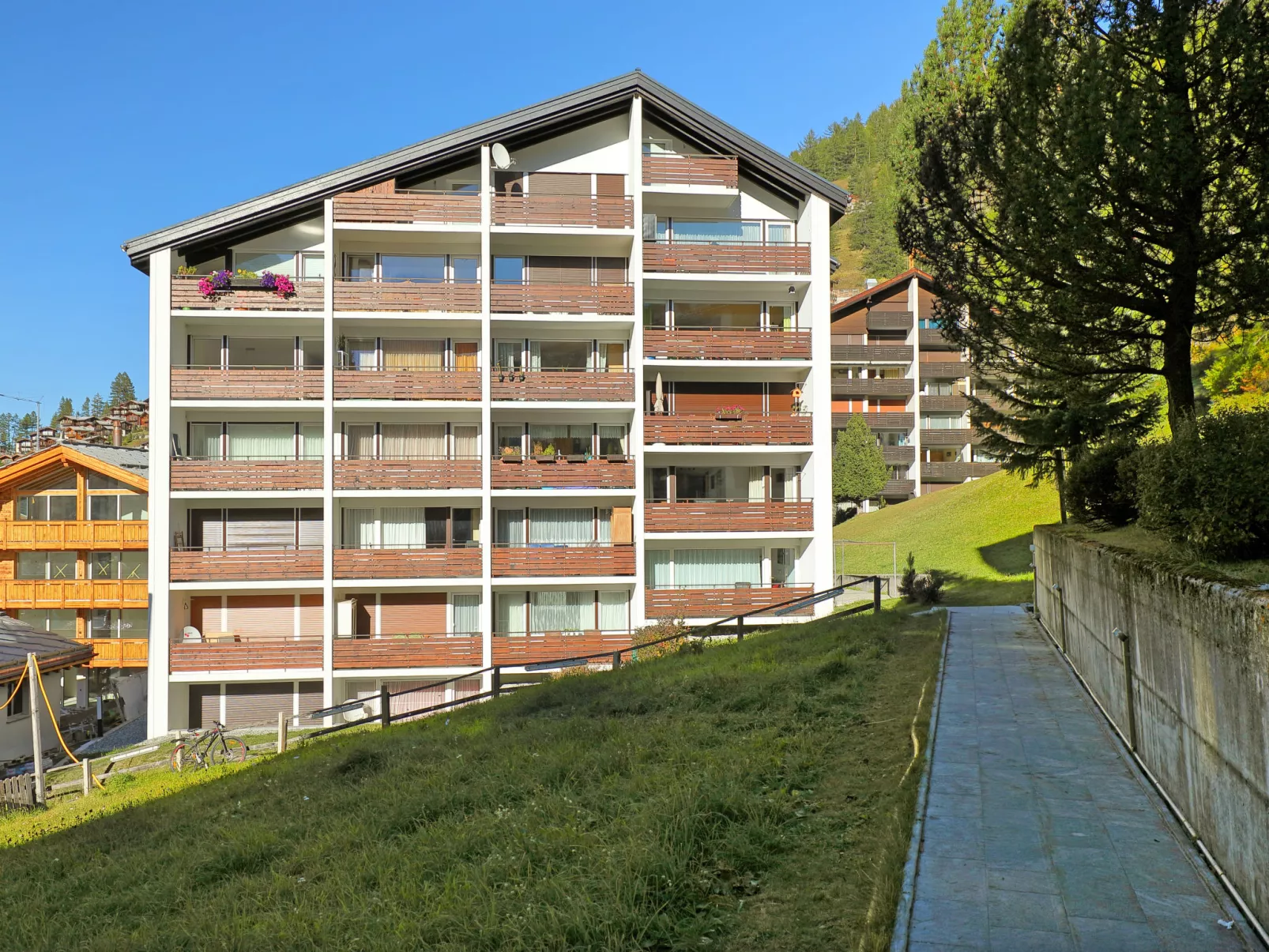 Grillon-Outside