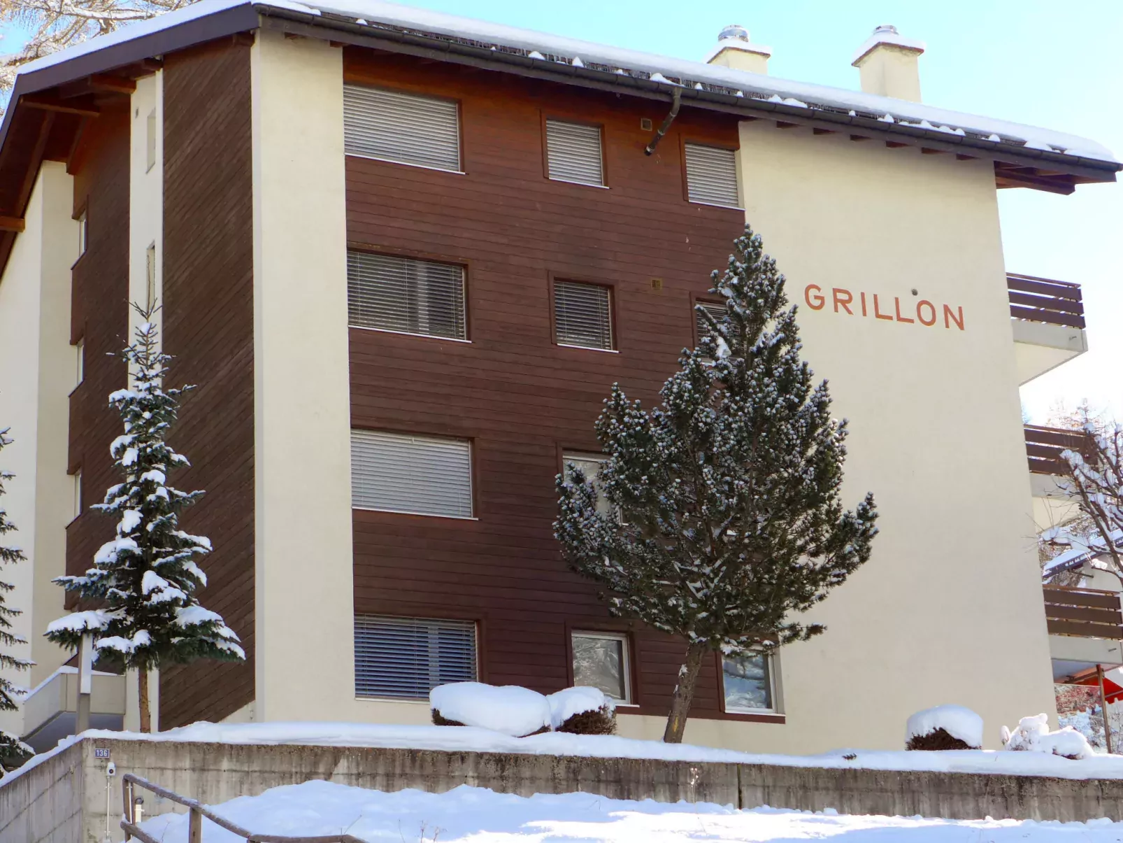Grillon-Outside