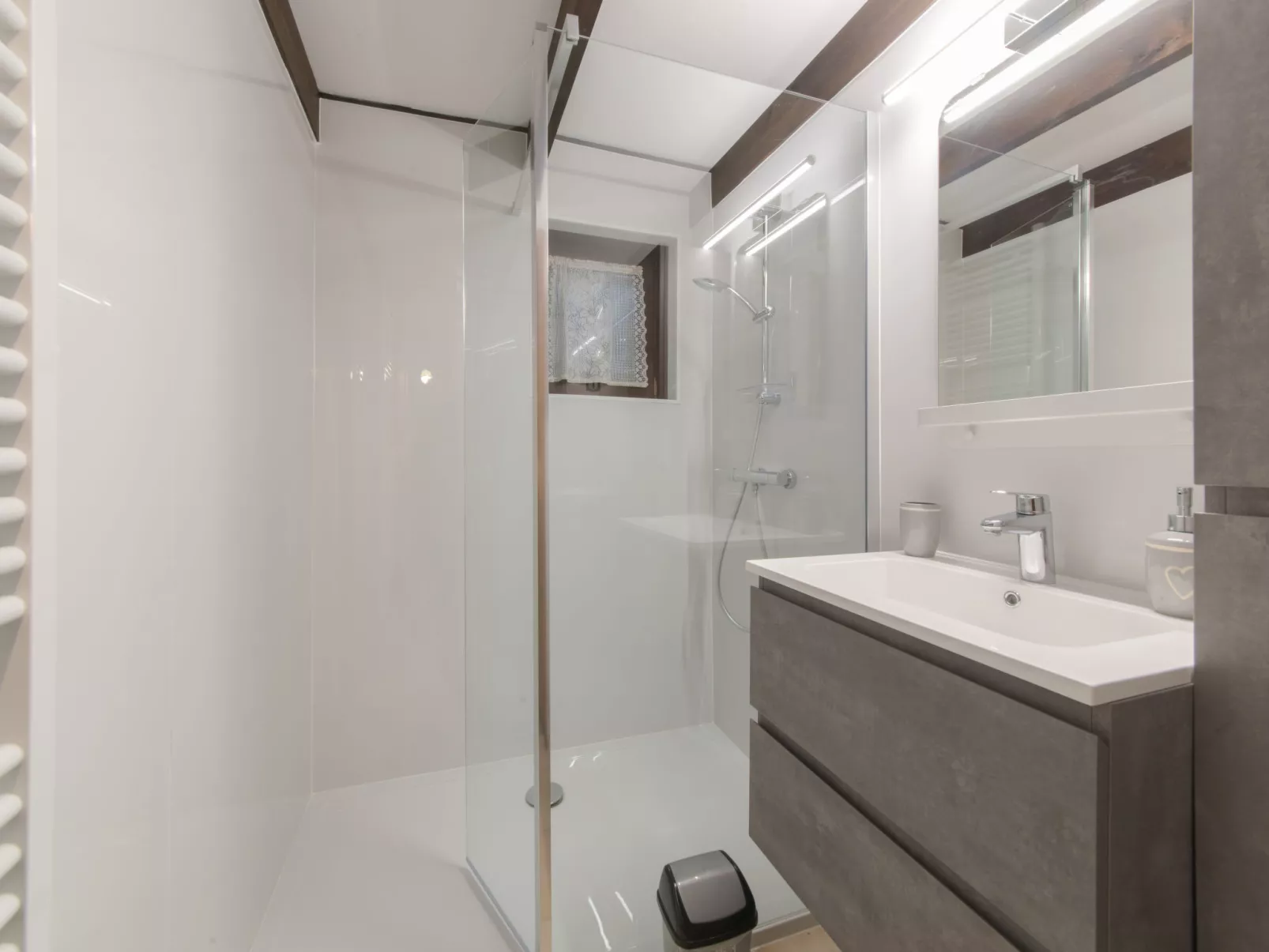 V32 with parking and shared pool-Inside