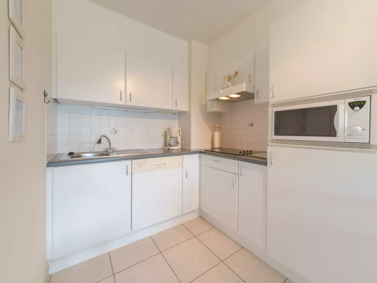 Zeeflat with parking and shared pool-Inside