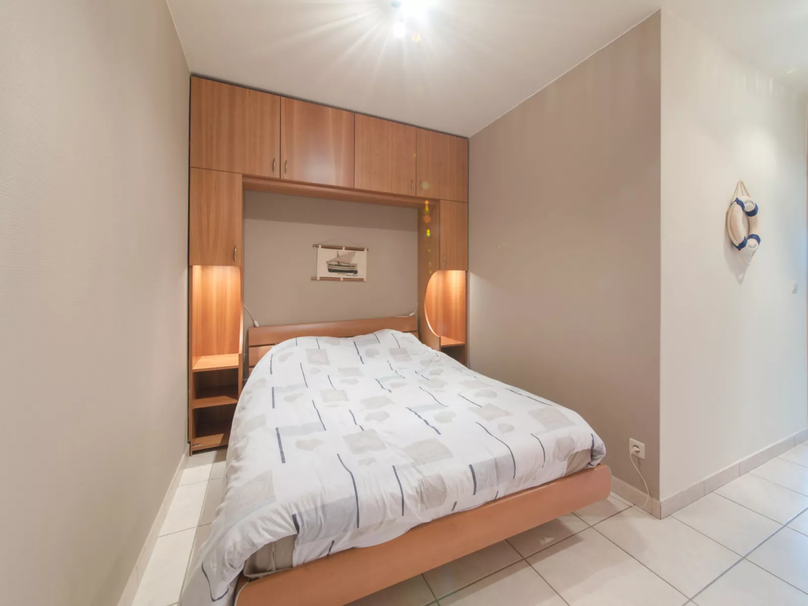Zeeflat with parking and shared pool-Inside