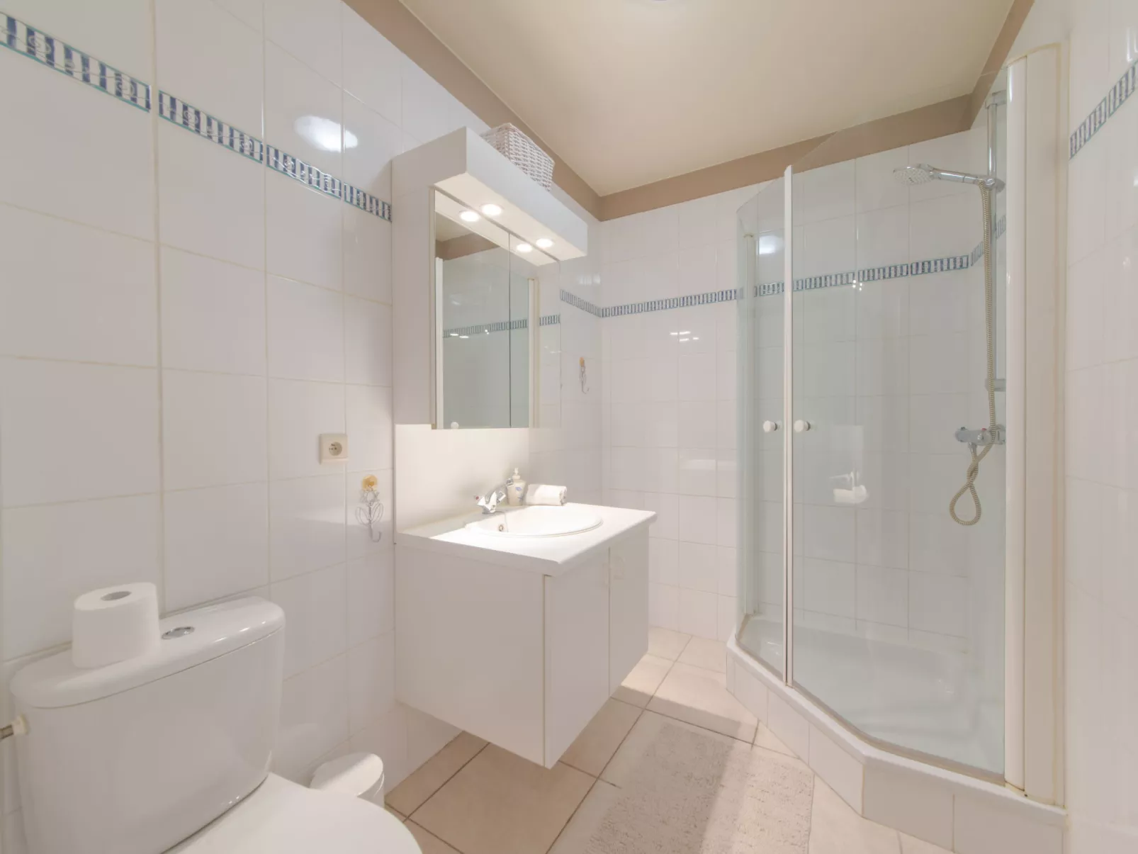 Zeeflat with parking and shared pool-Inside