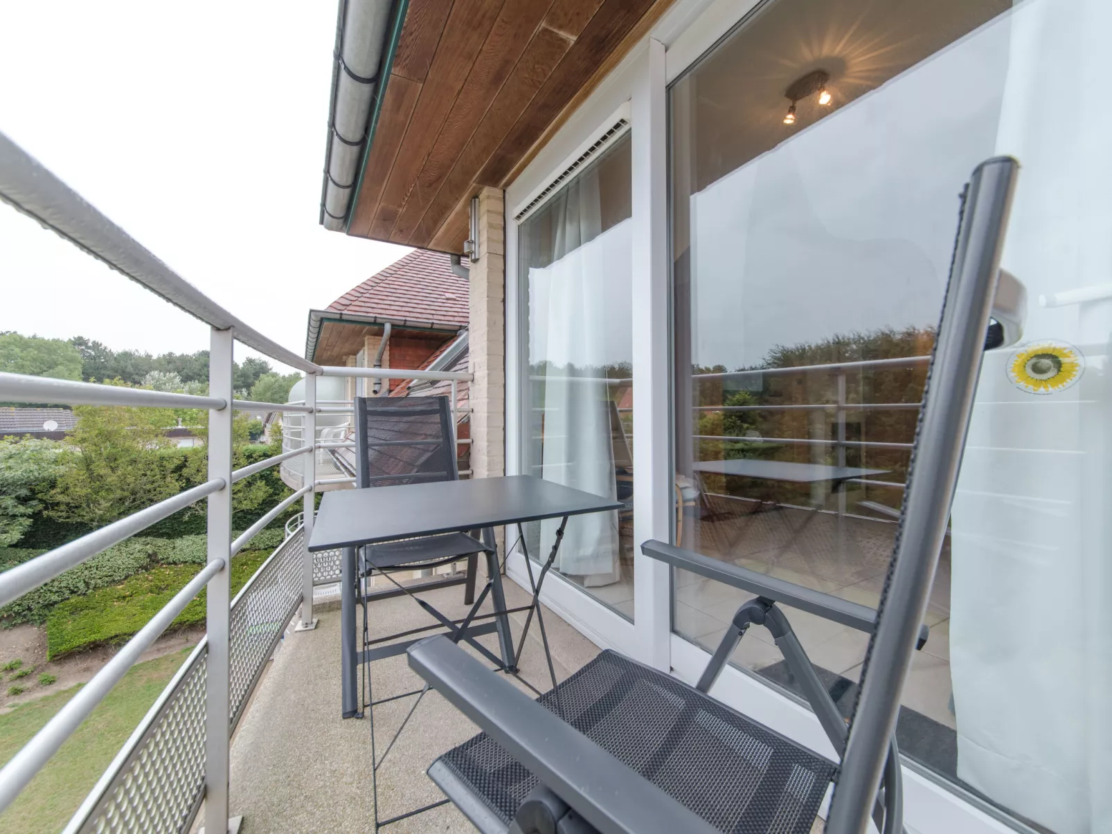 Zeeflat with parking and shared pool-Outside