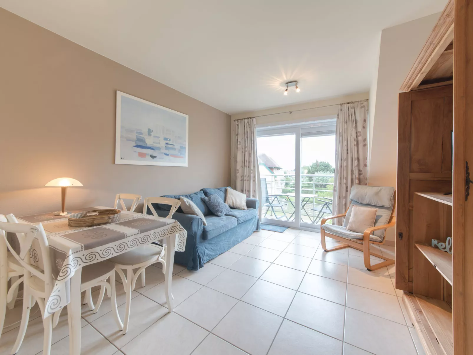 Zeeflat with parking and shared pool-Inside