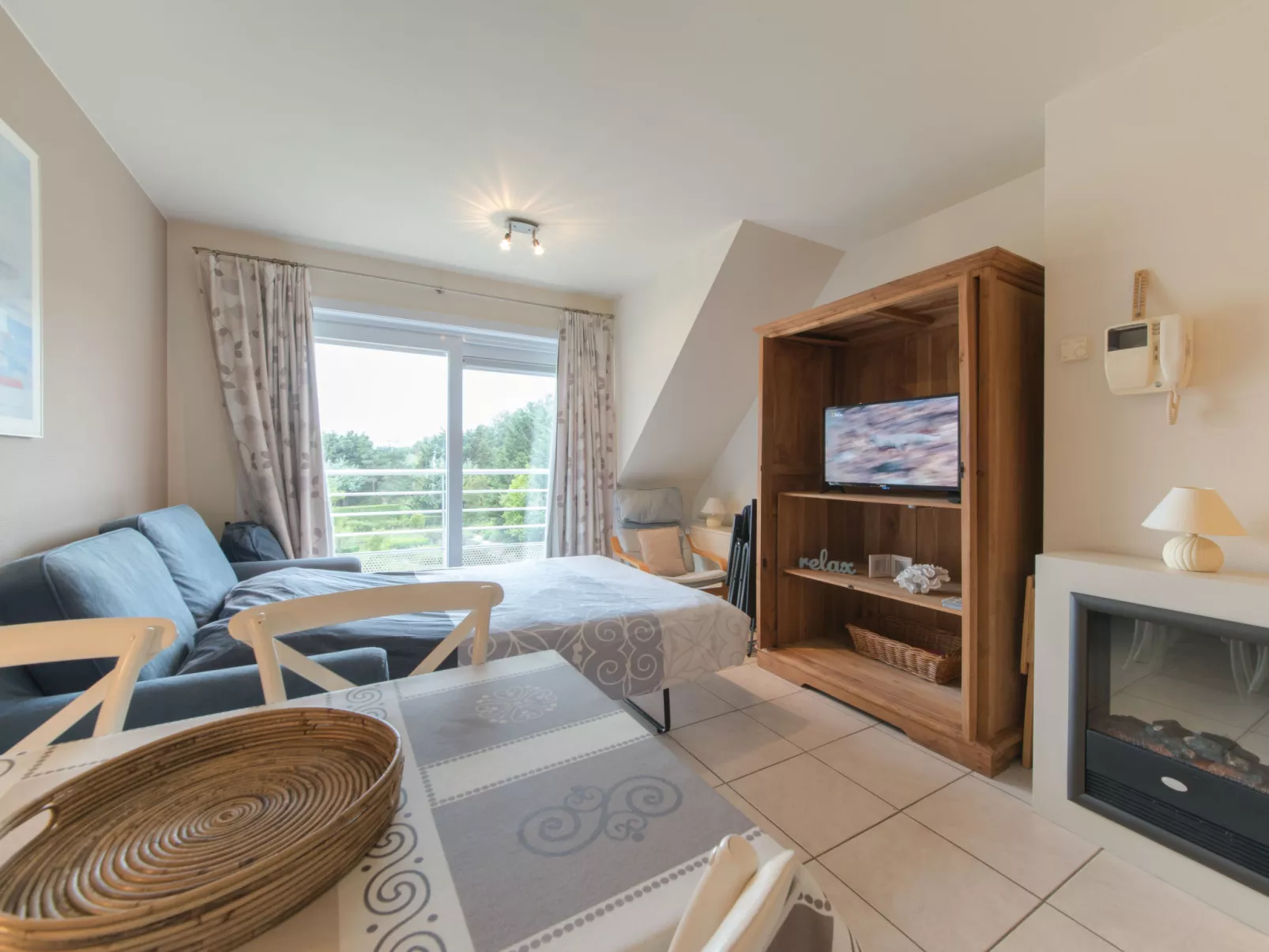 Zeeflat with parking and shared pool-Inside
