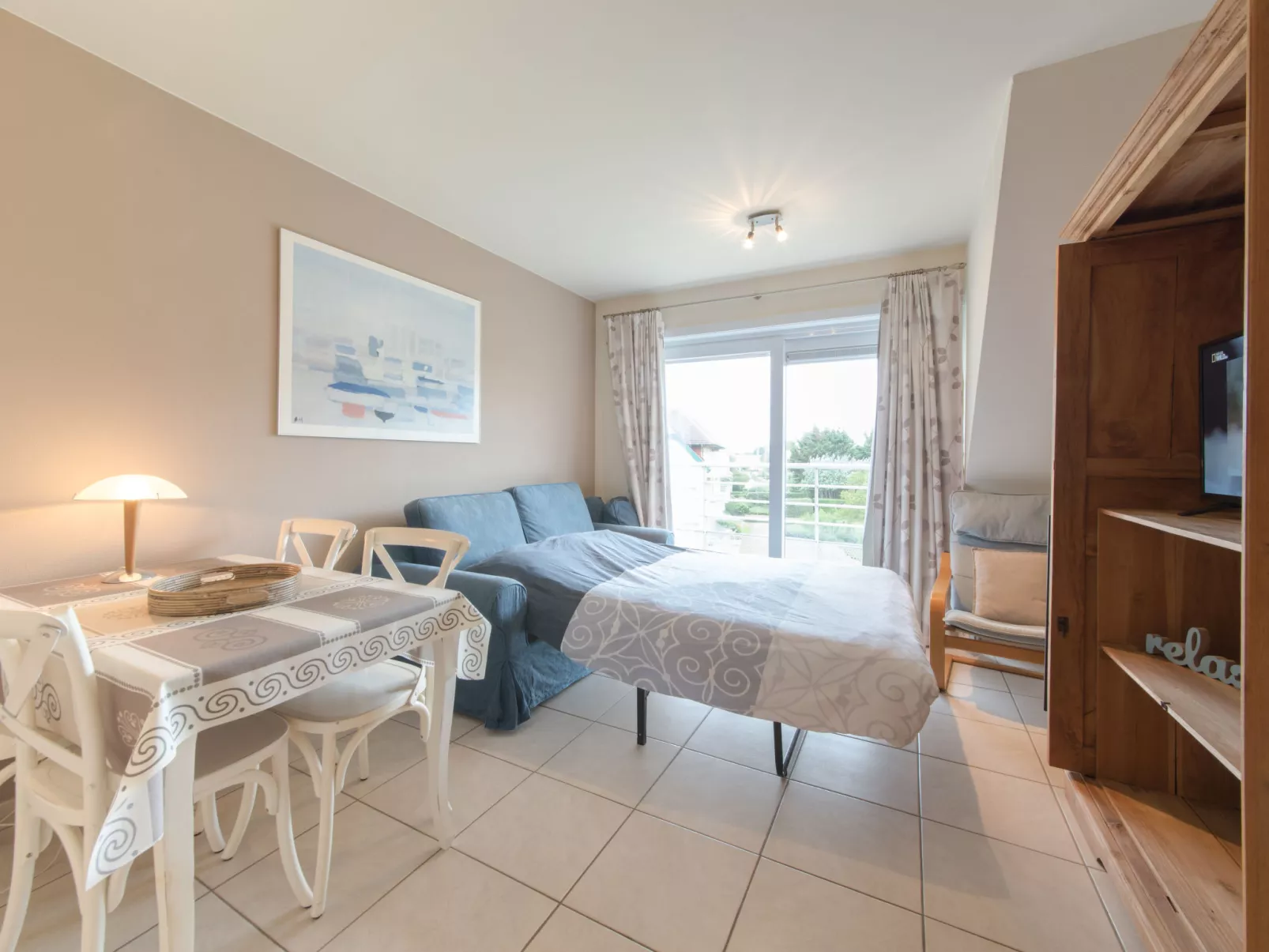 Zeeflat with parking and shared pool-Inside
