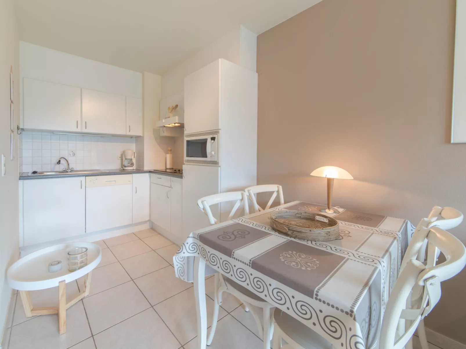 Zeeflat with parking and shared pool-Inside
