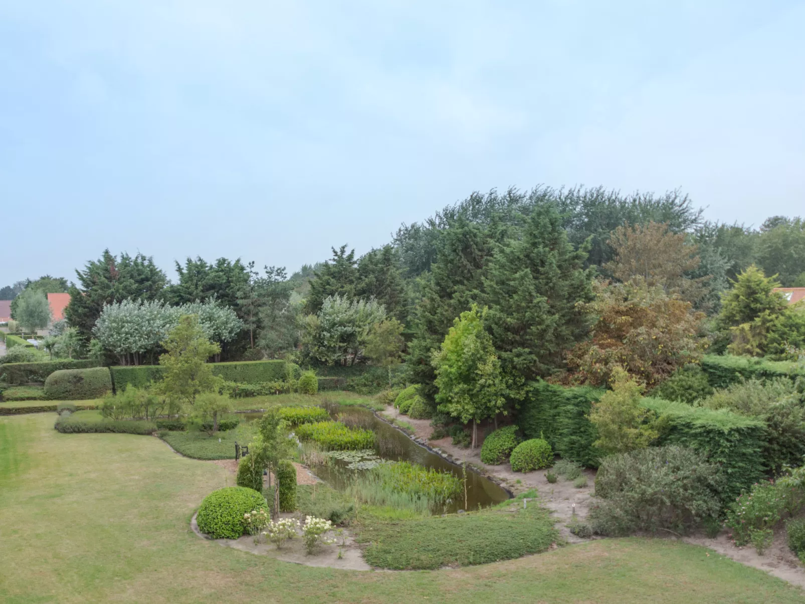 Zeeflat with parking and shared pool-Outside