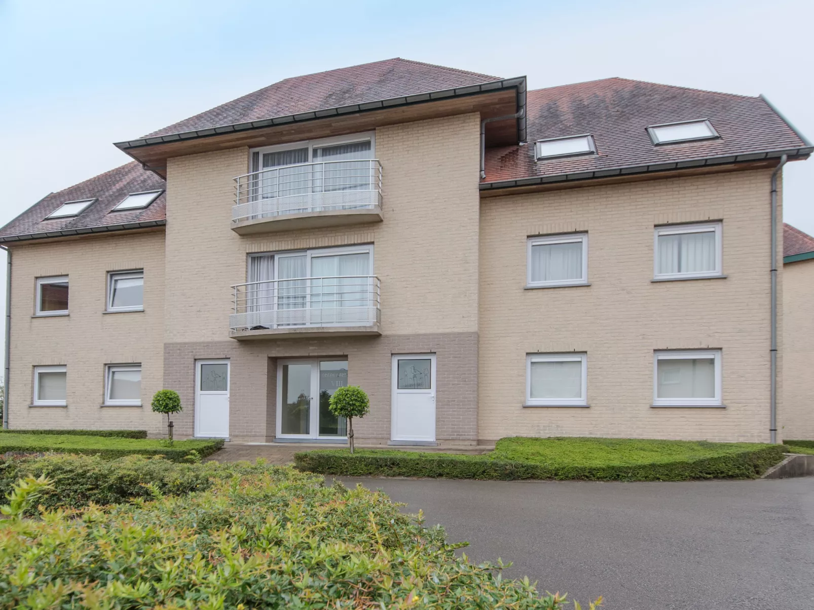 Zeeflat with parking and shared pool-Outside