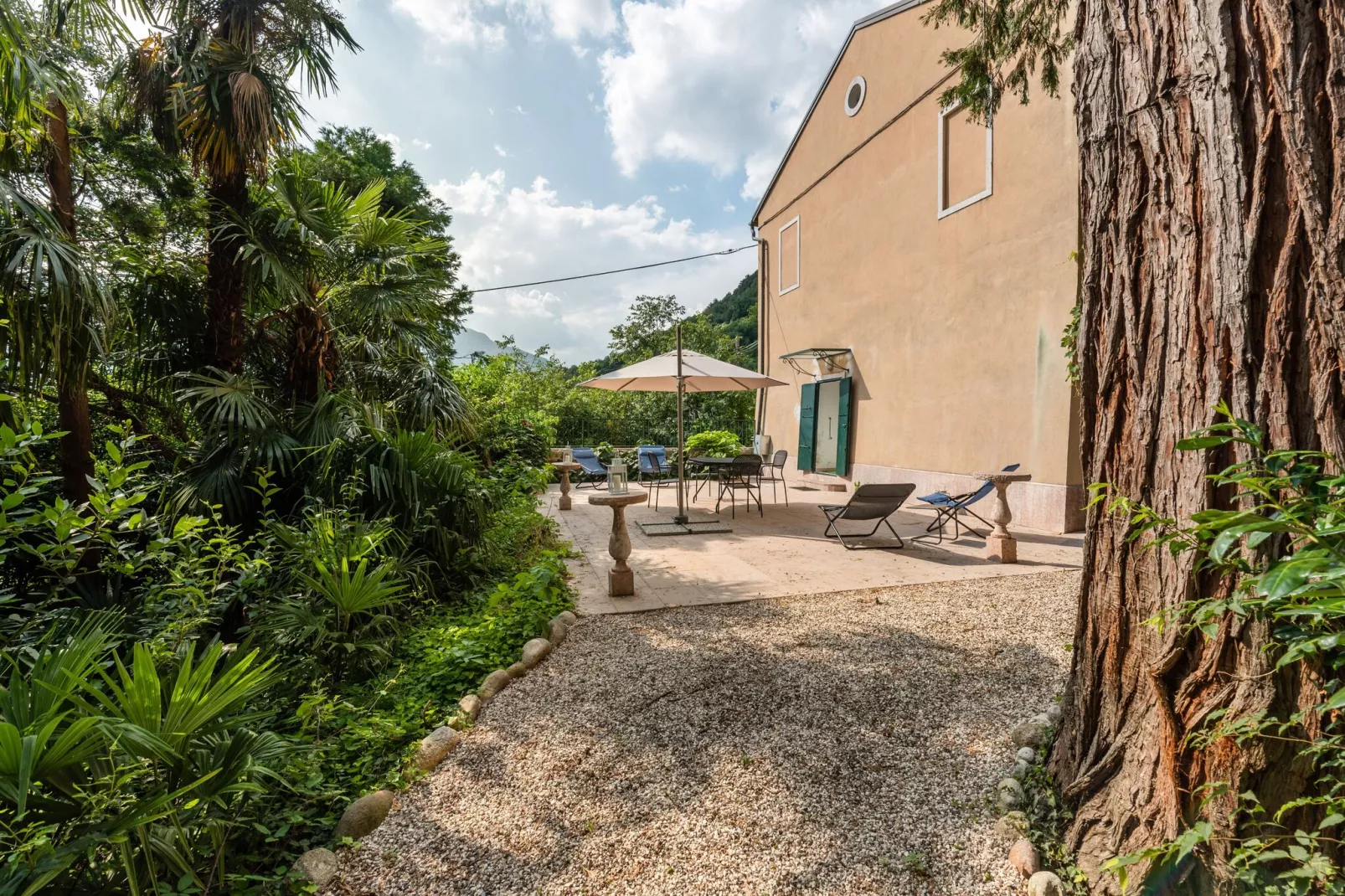 Villa Fiorita Due-Gardens summer