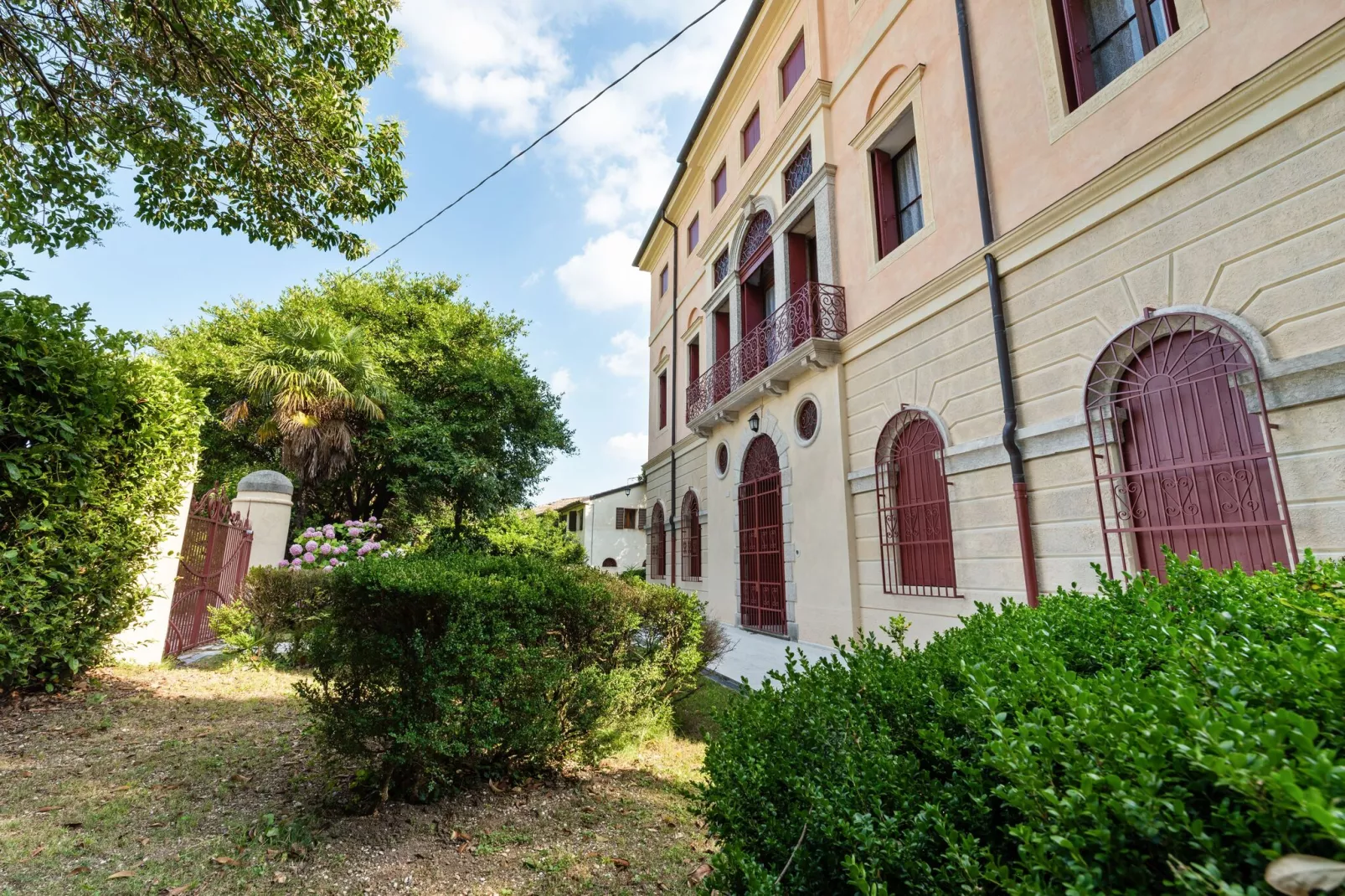 Villa Fiorita Due-Gardens summer