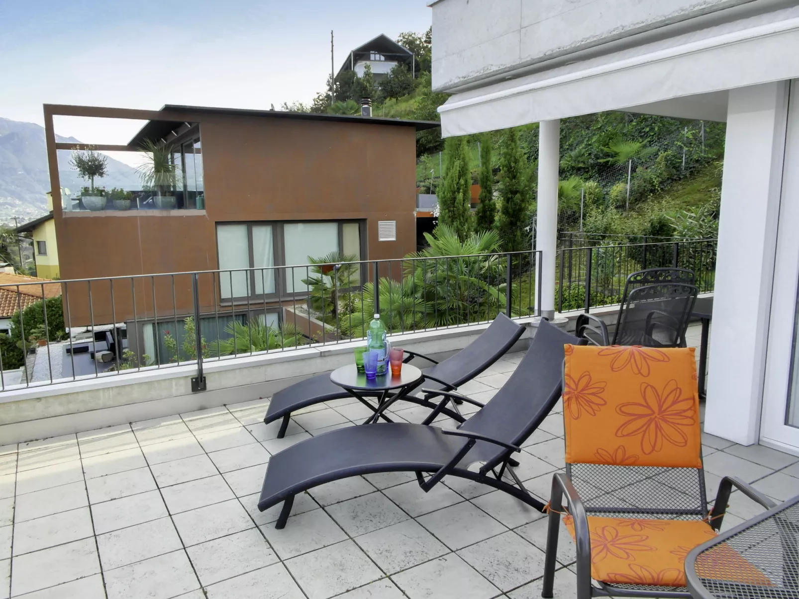 Top Lakeview-Outside