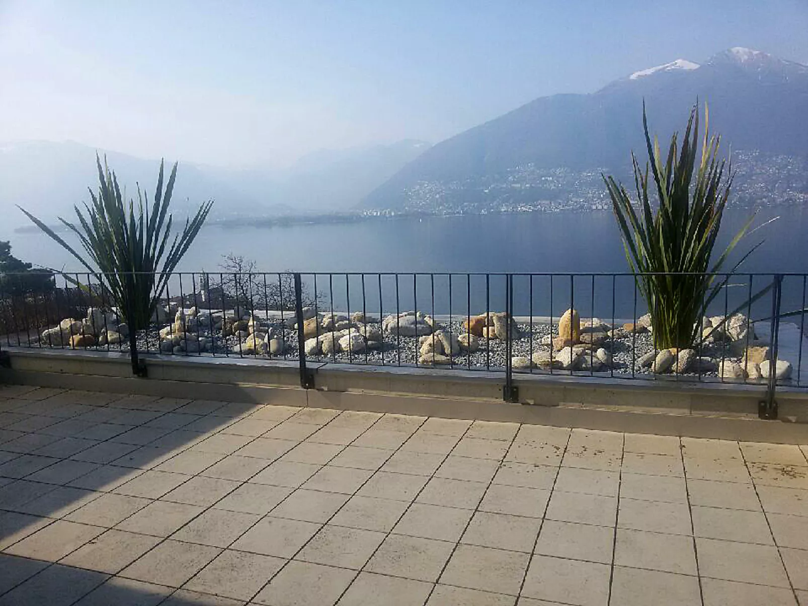 Top Lakeview-Outside