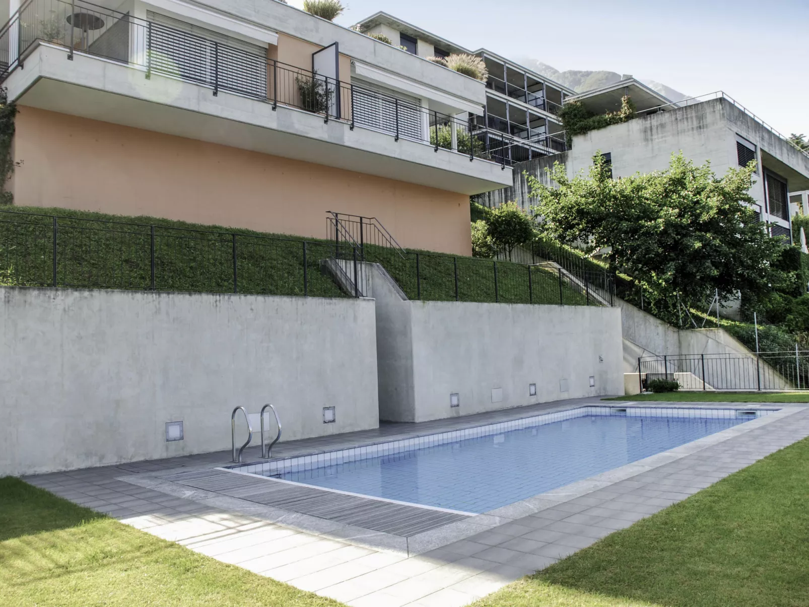 Top Lakeview-Outside