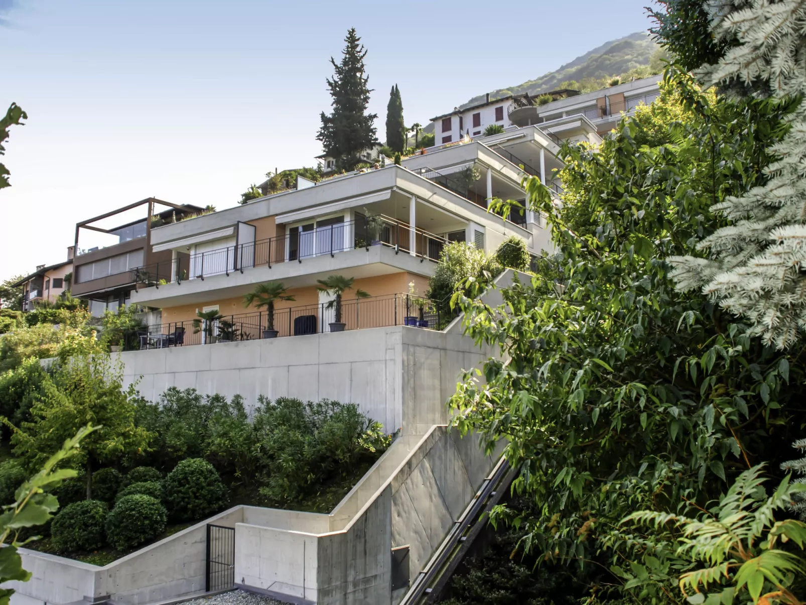 Top Lakeview-Outside