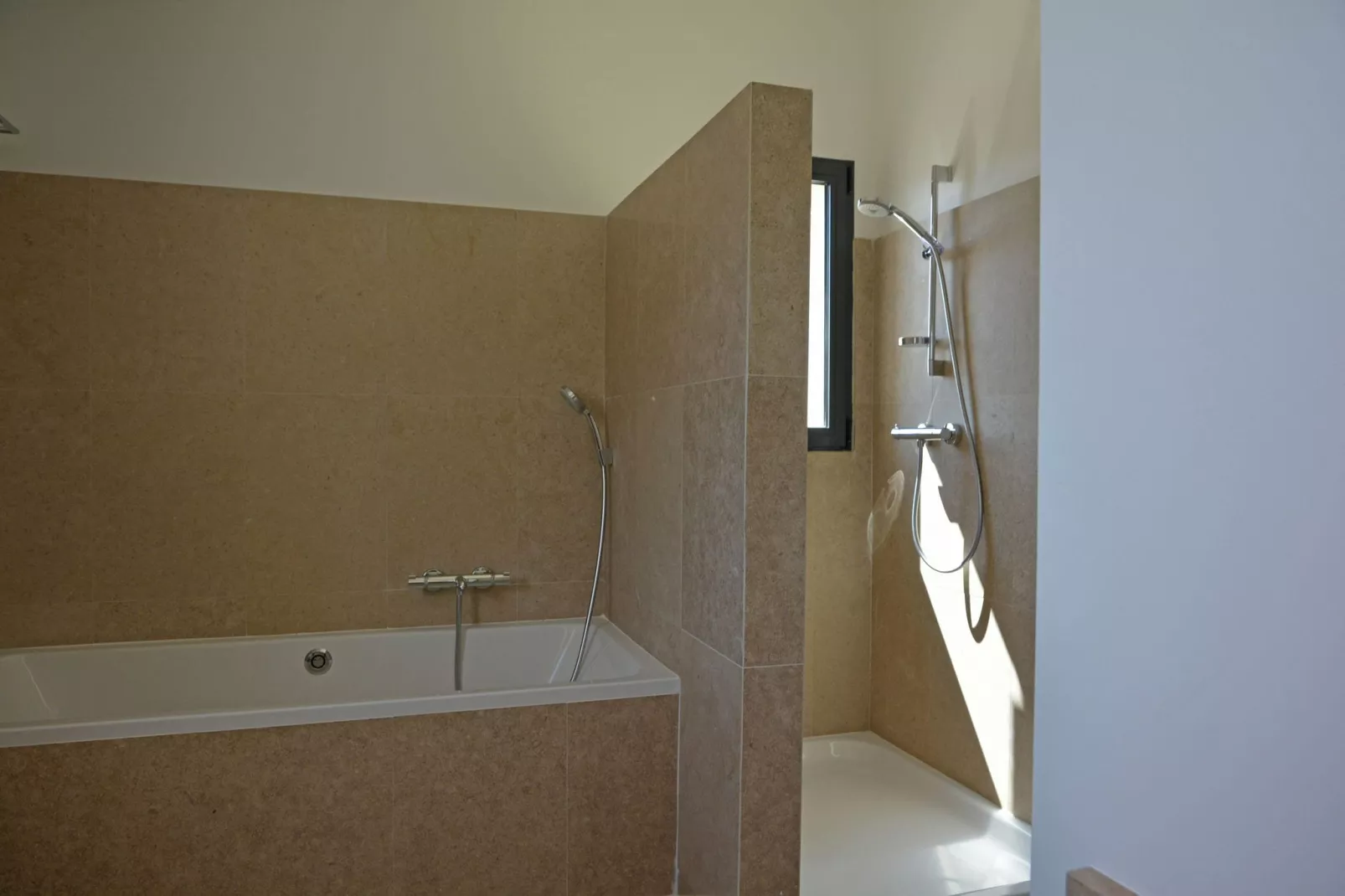 Les Collines-Bathroom