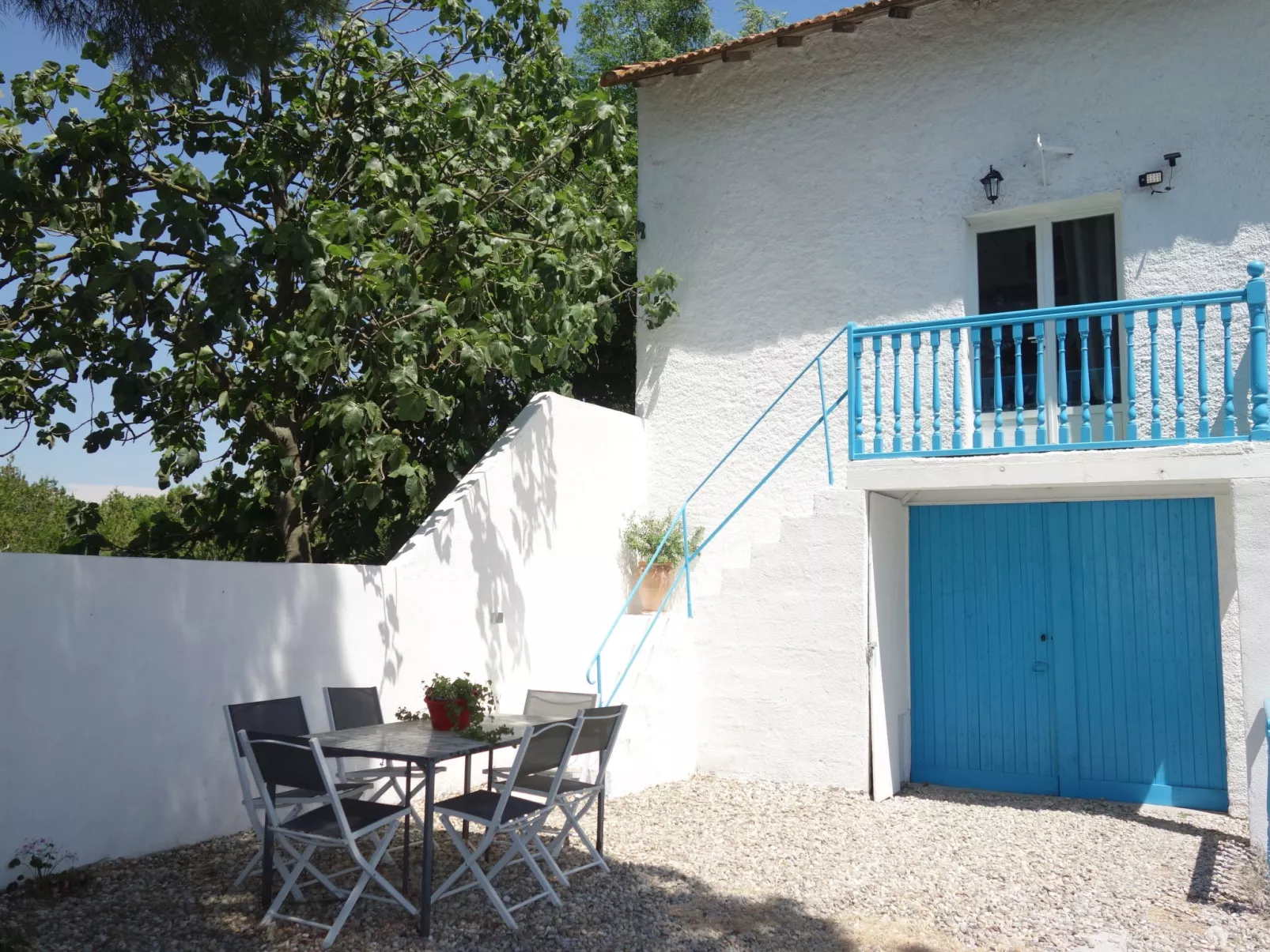 La maison d'Adélaïde-Outside
