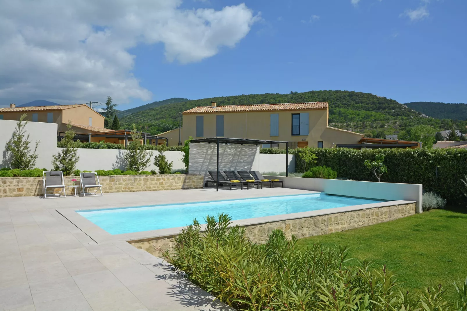 Les Collines-Gardens summer