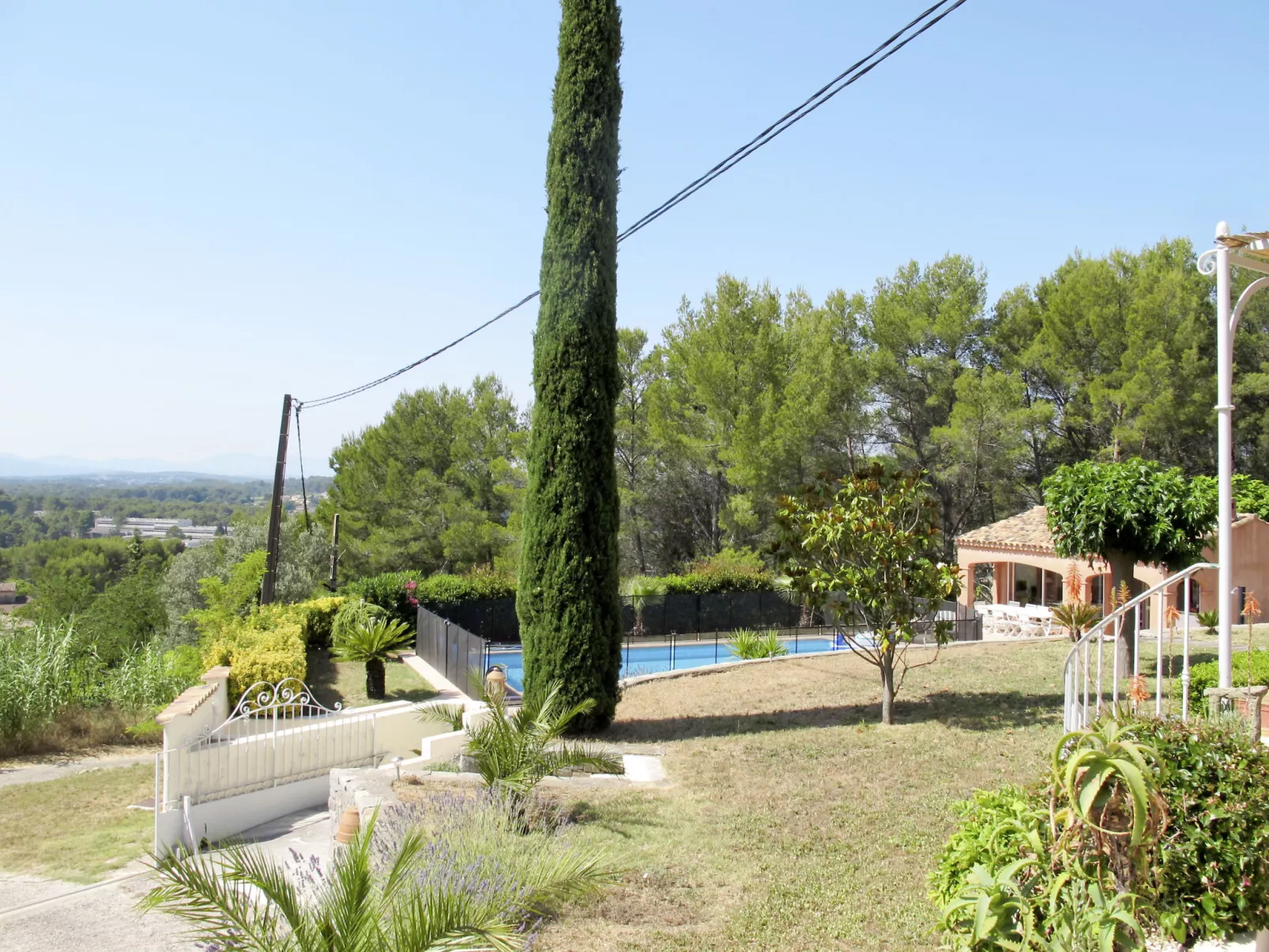 Le Cabanon-Outside