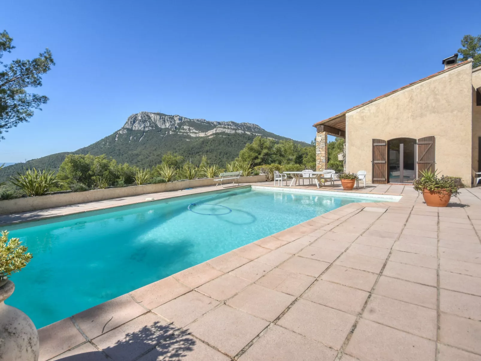 Les Baux Rouges-Outside