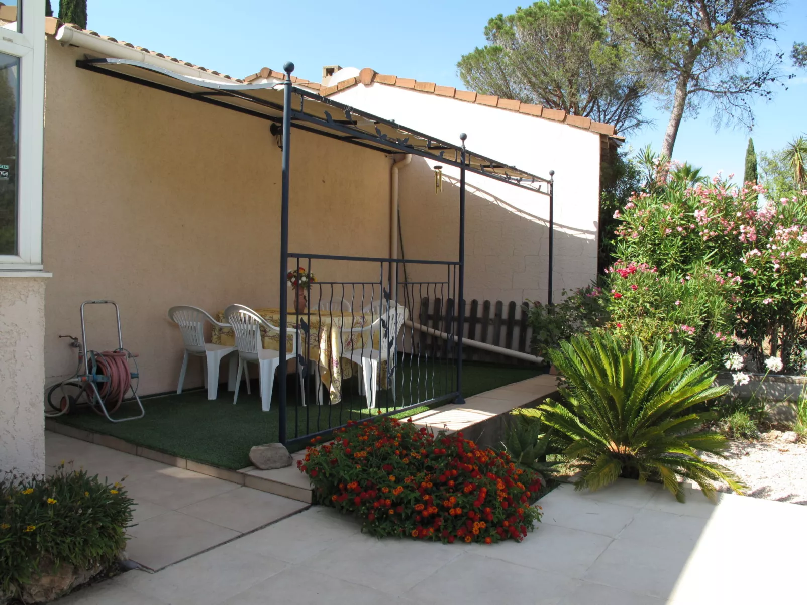 Les Hauts de Palayson-Outside