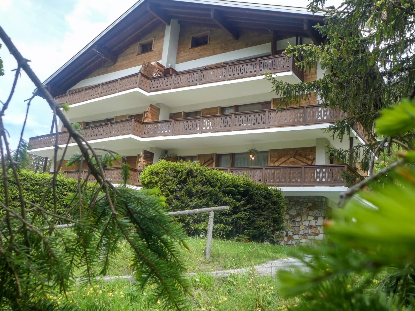 Breya 2-Outside