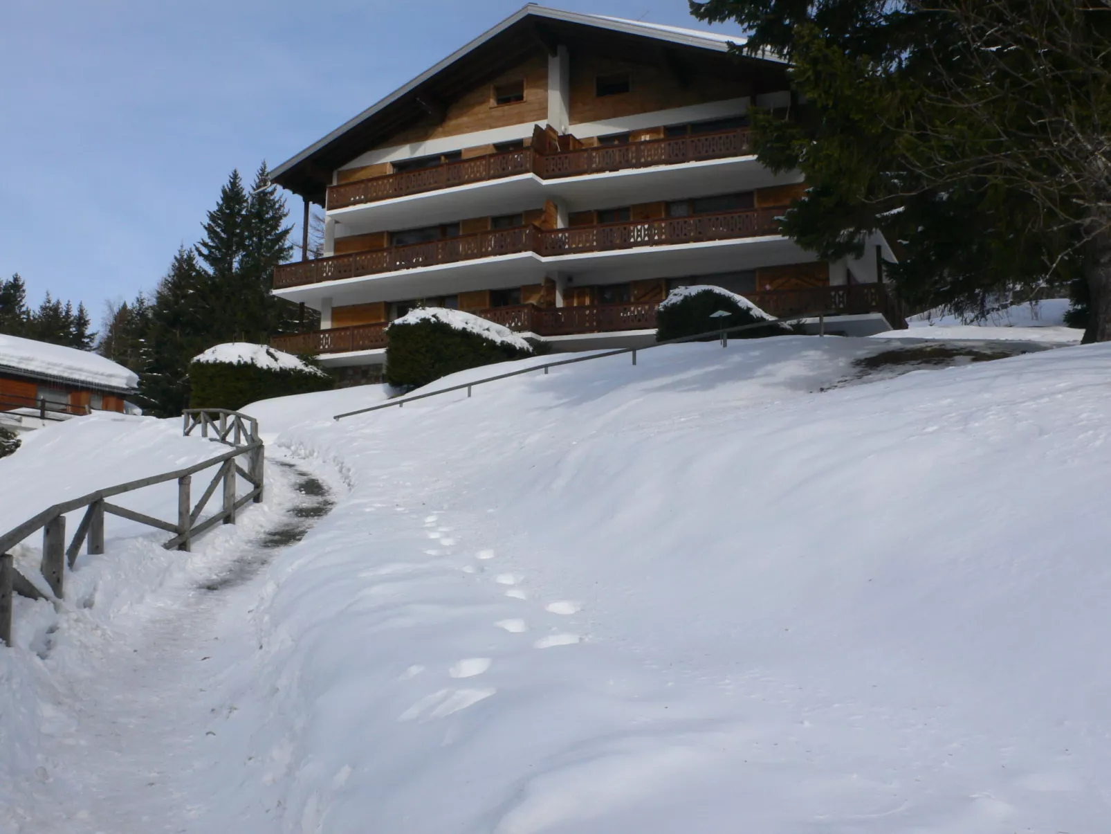 Breya 2-Outside
