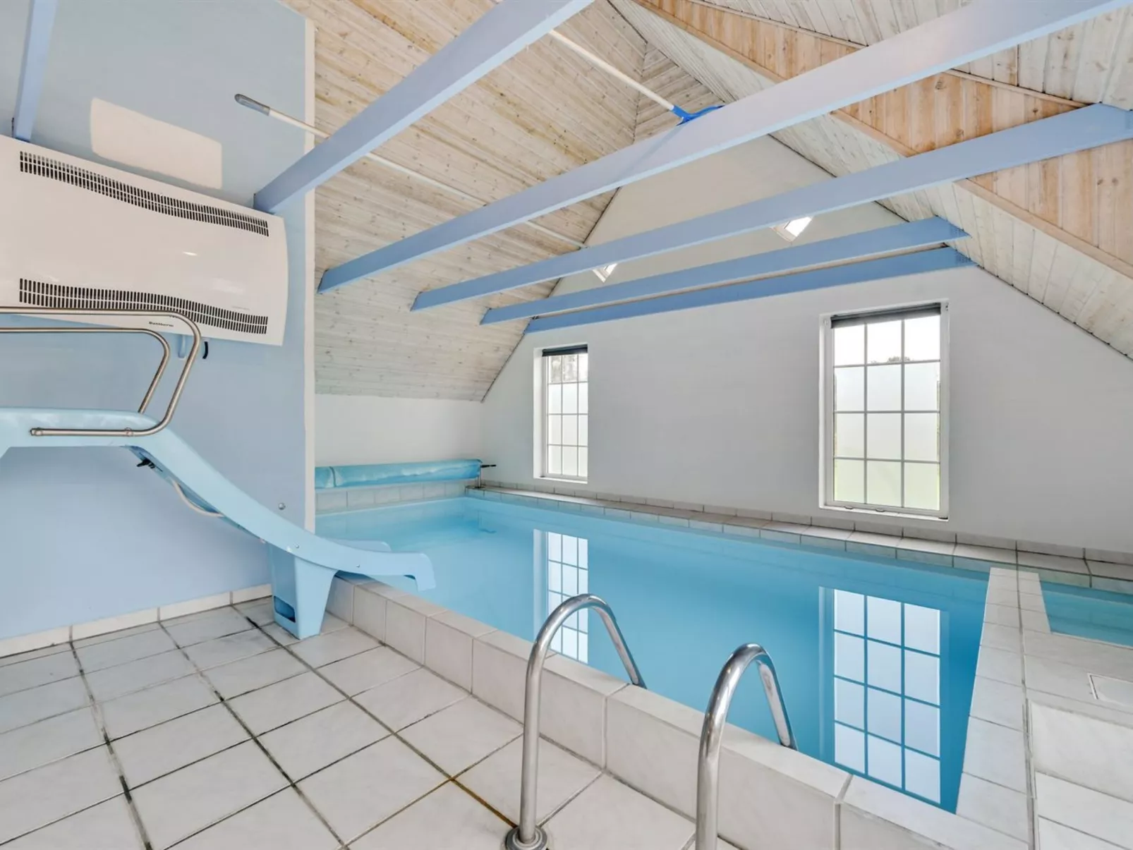 "Aane" - 1.8km from the sea-Inside