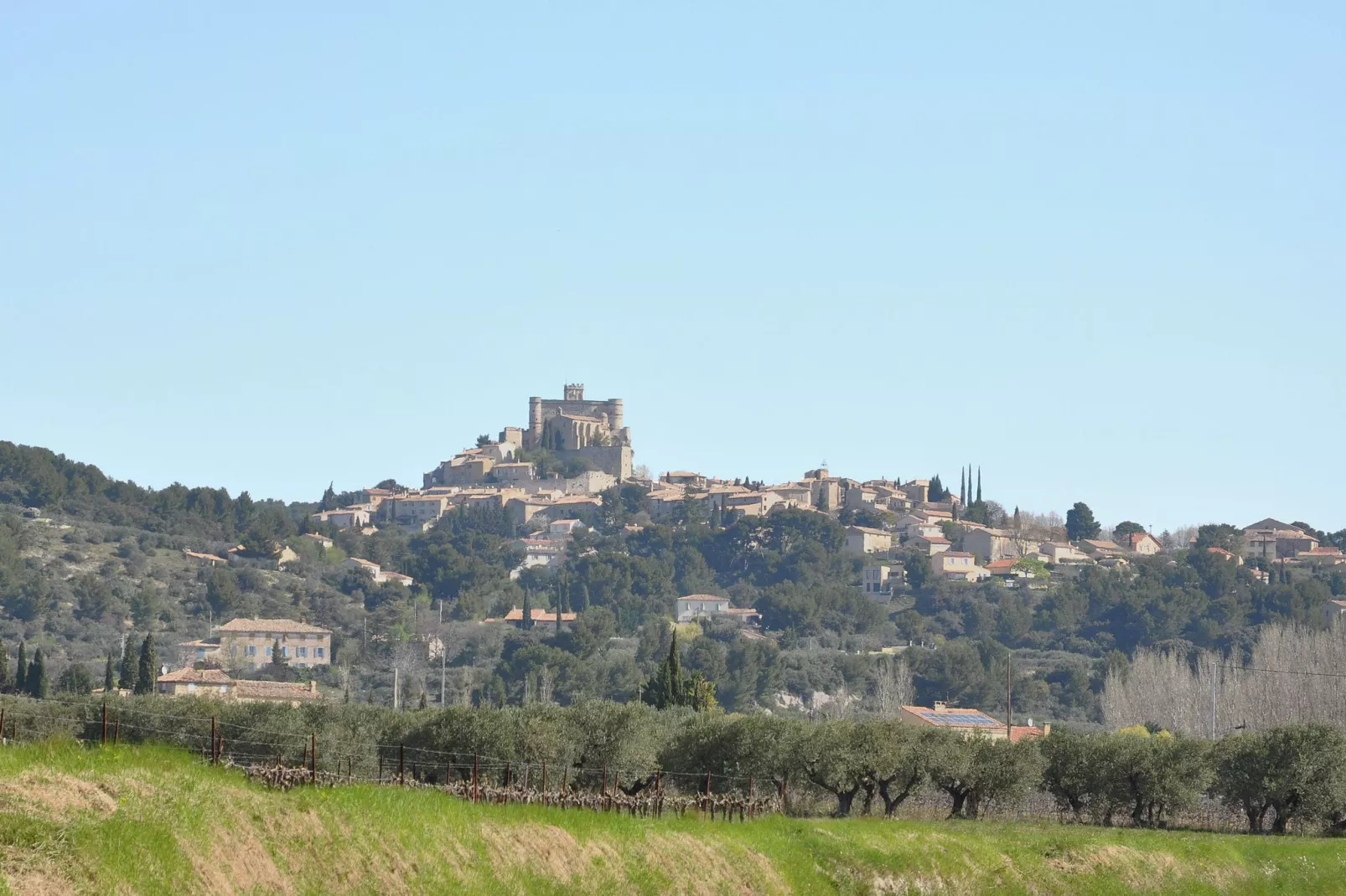 Villa Les Arts-Areas summer 1km