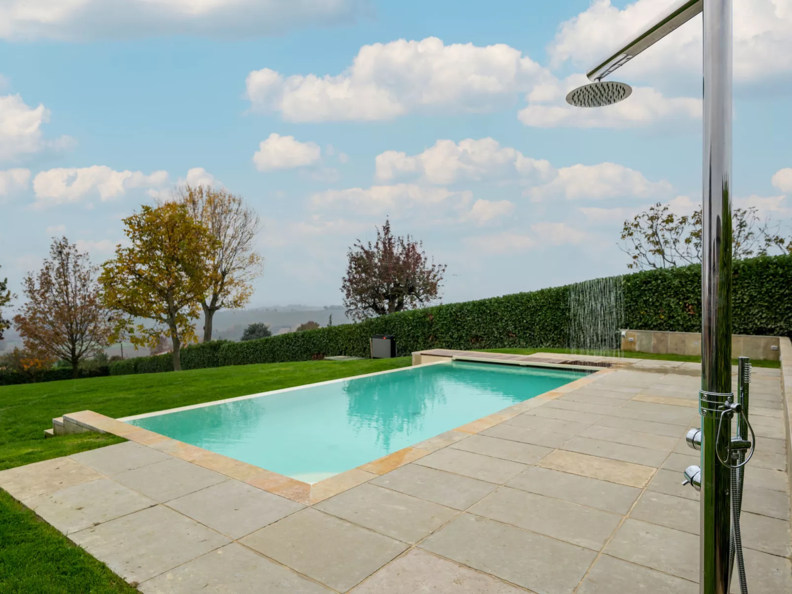 Magna Fina-Outside