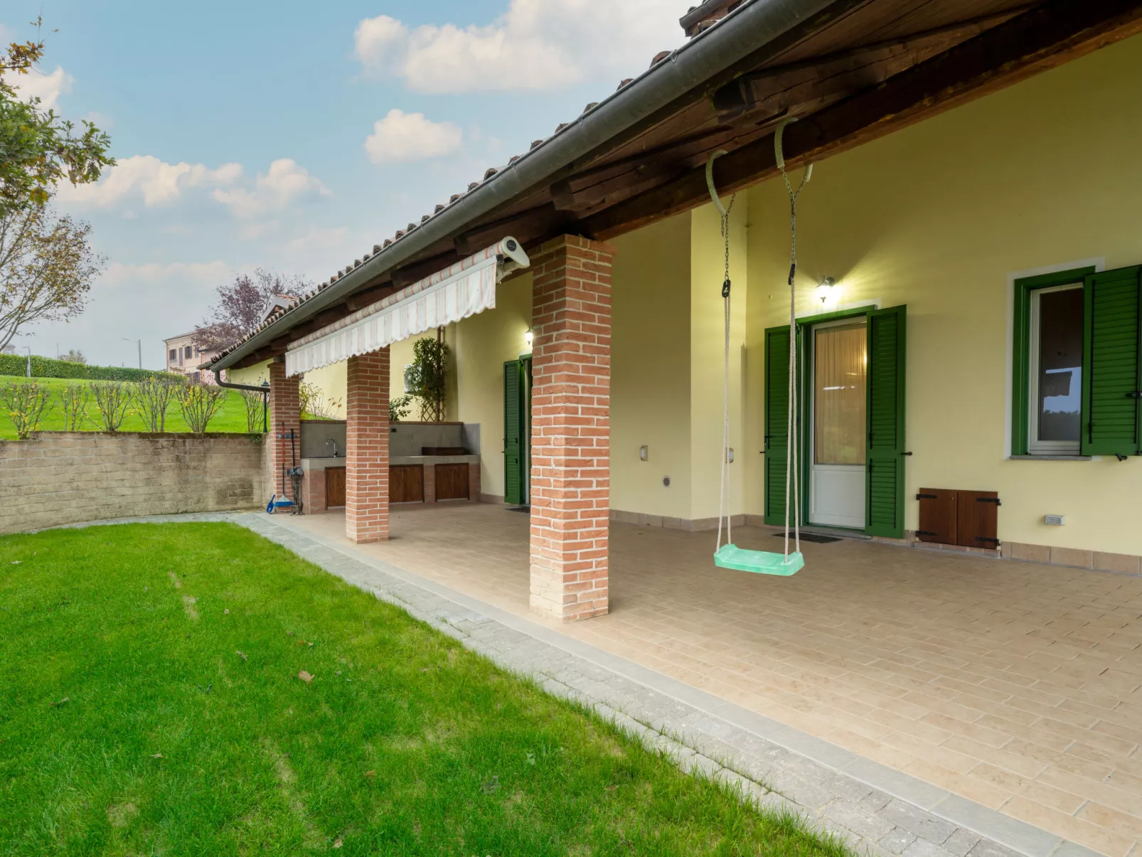 Magna Fina-Outside