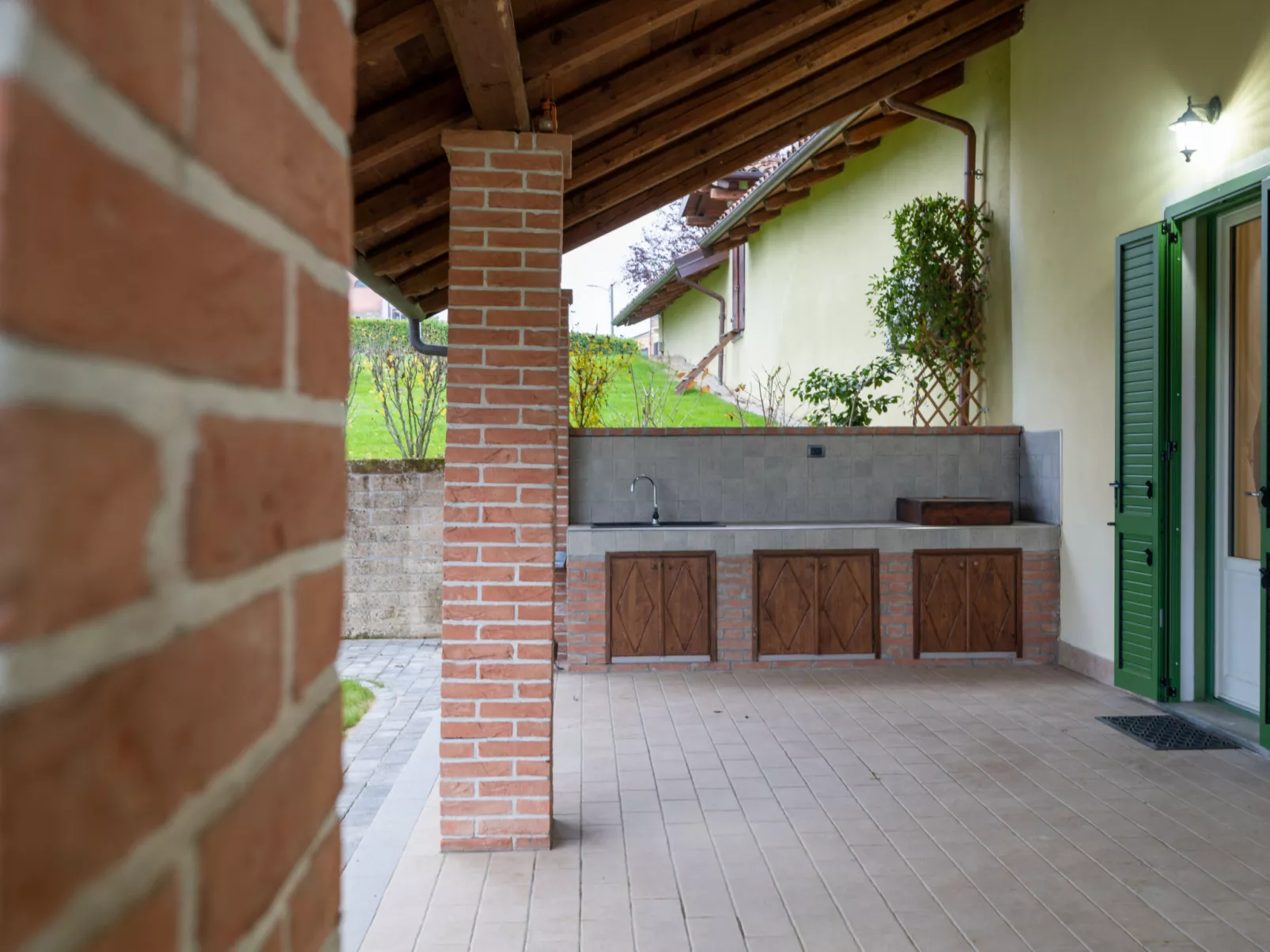 Magna Fina-Outside