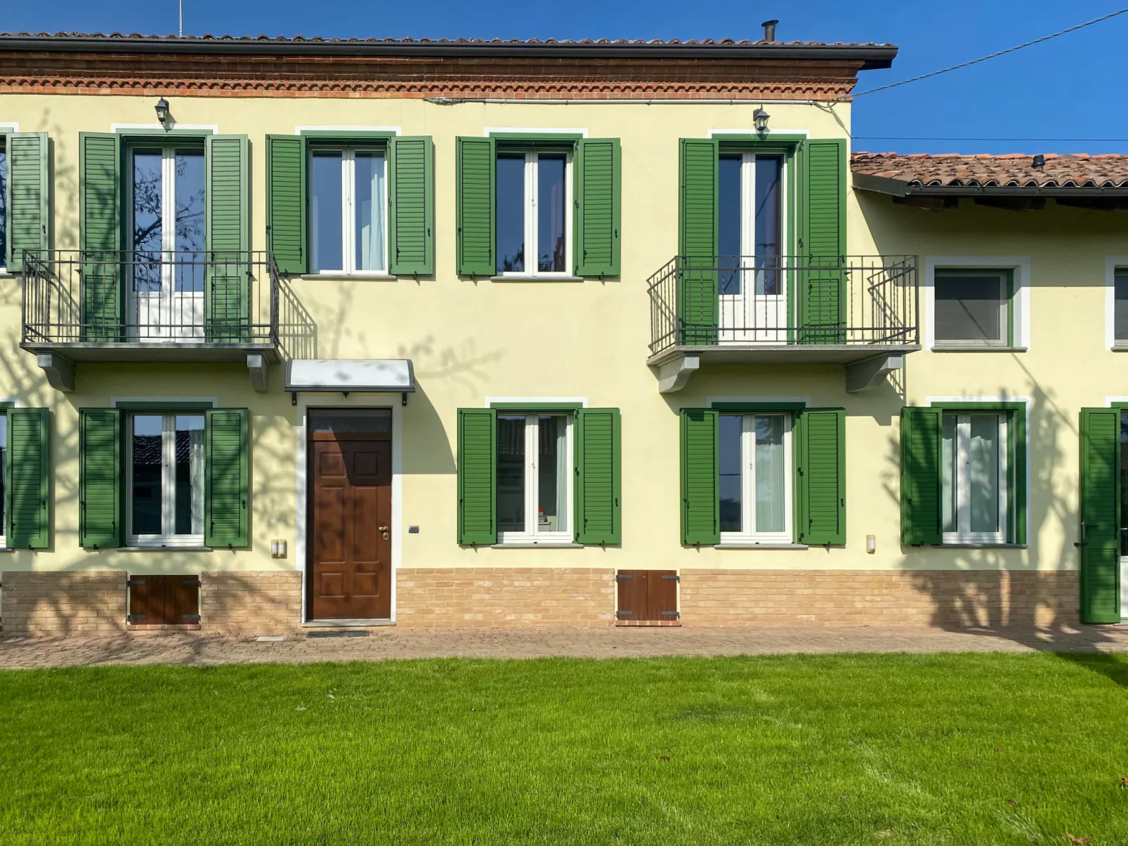 Magna Fina-Outside