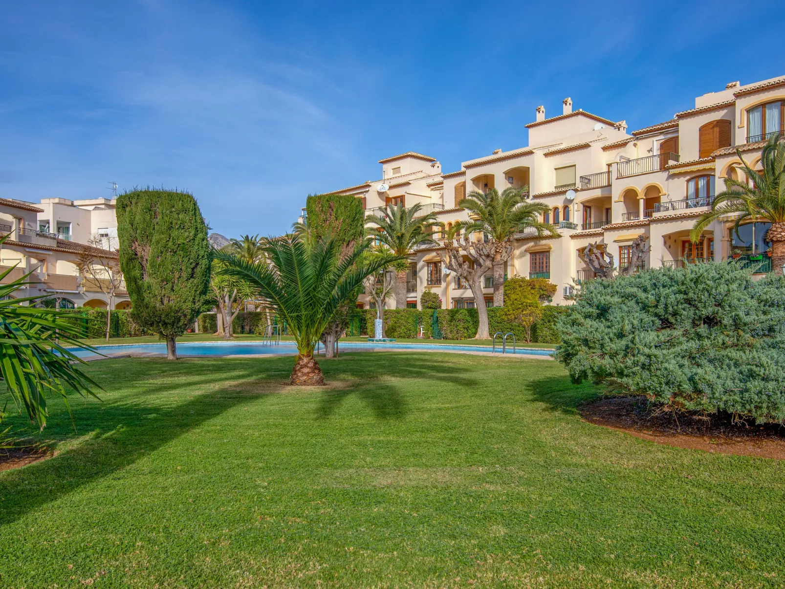 La Isla C12-Outside