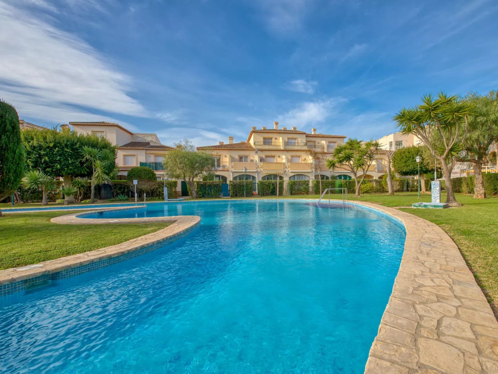 La Isla C12-Outside