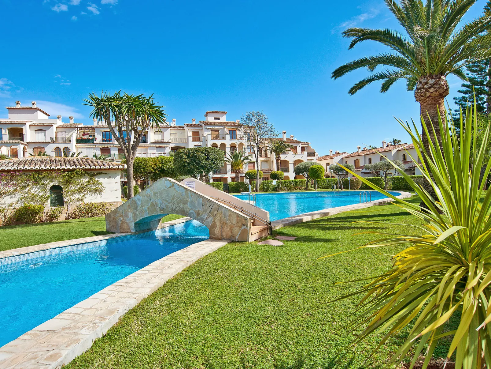 La Isla C12-Outside