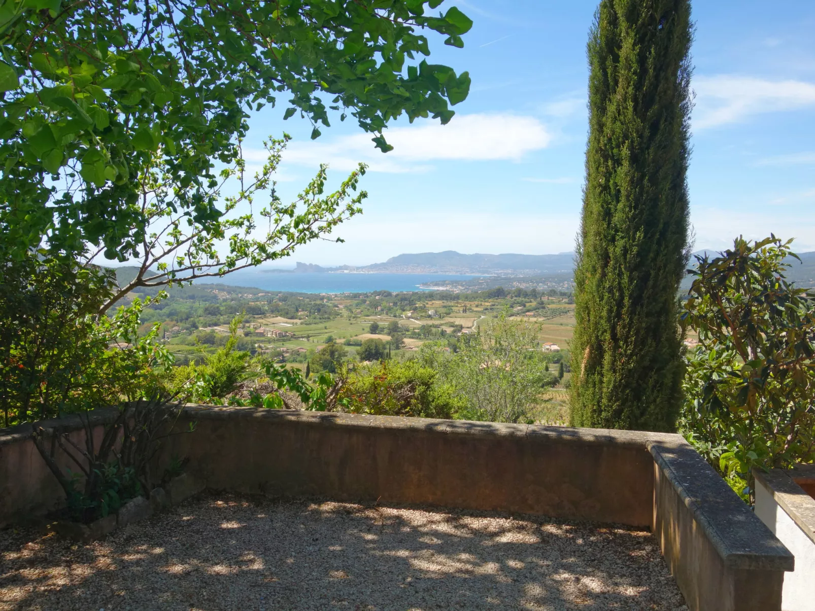 Les Vignes-Outside