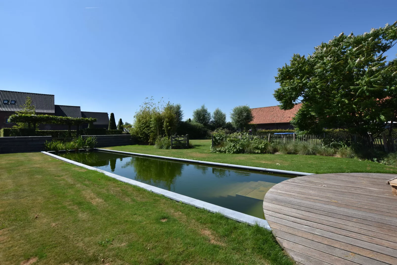 Den Ast-Gardens summer