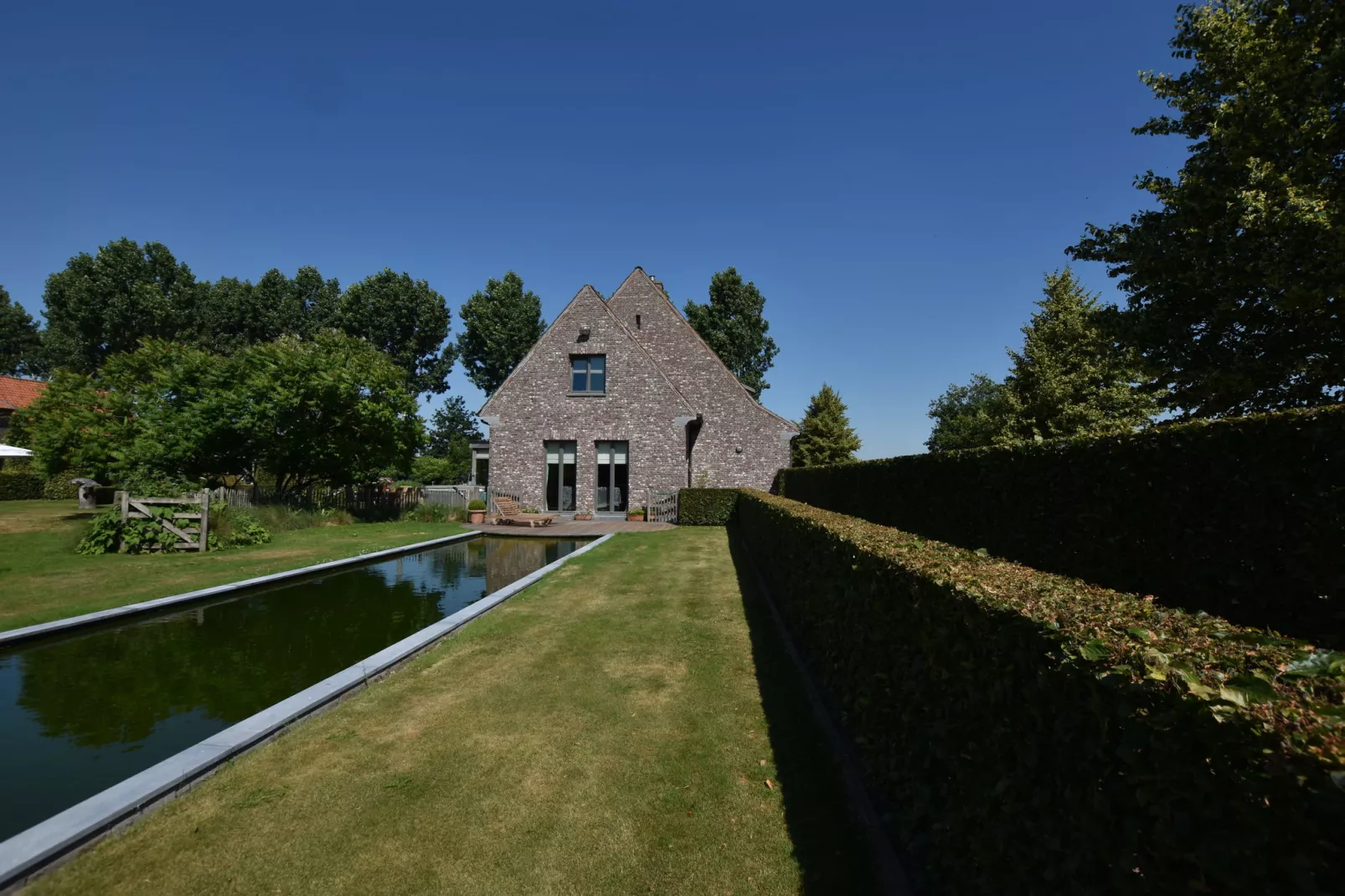 Den Ast-Gardens summer