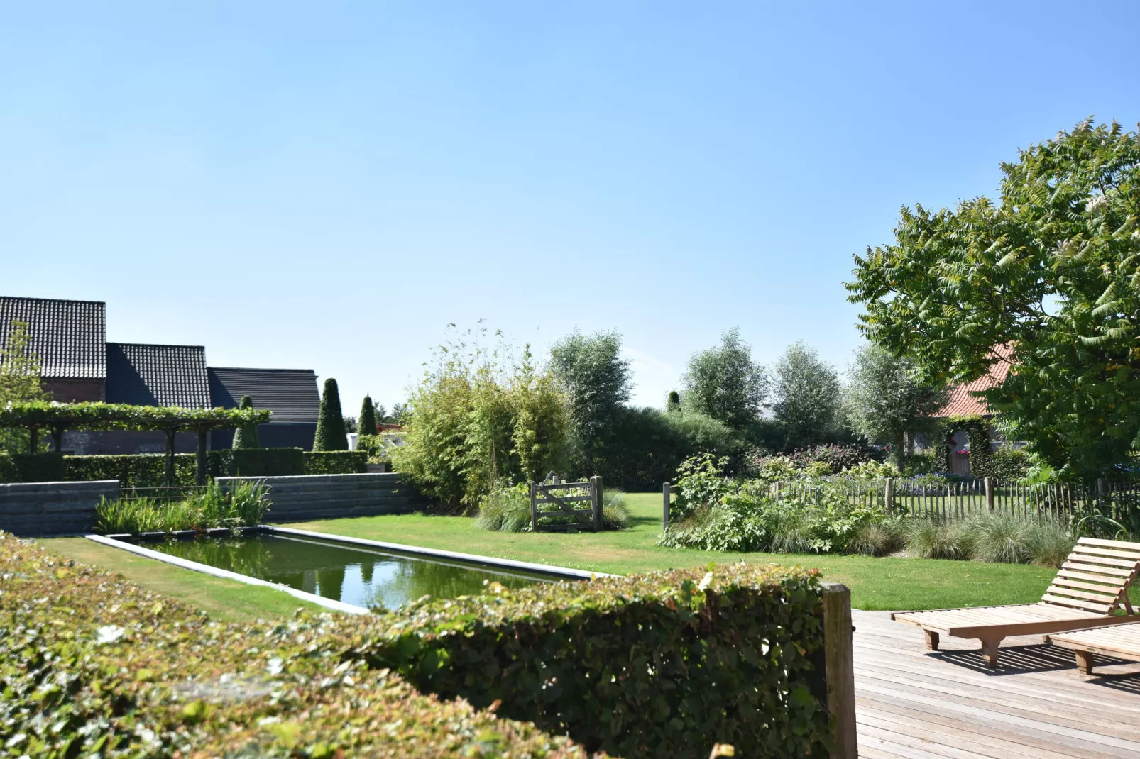 Den Ast-Gardens summer