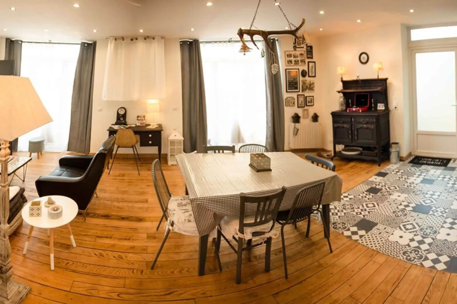 LA MAISON DU GARDIEN-Esszimmer