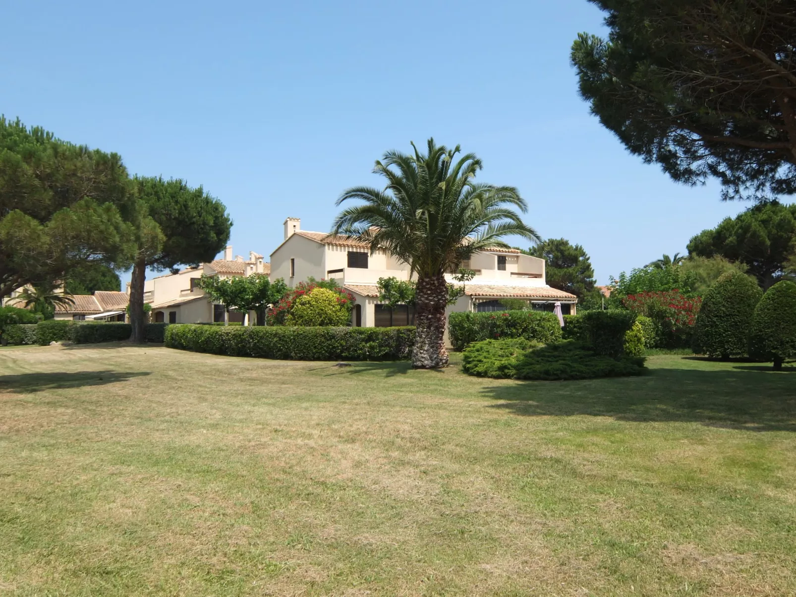 Les Catalanes du Golf-Outside