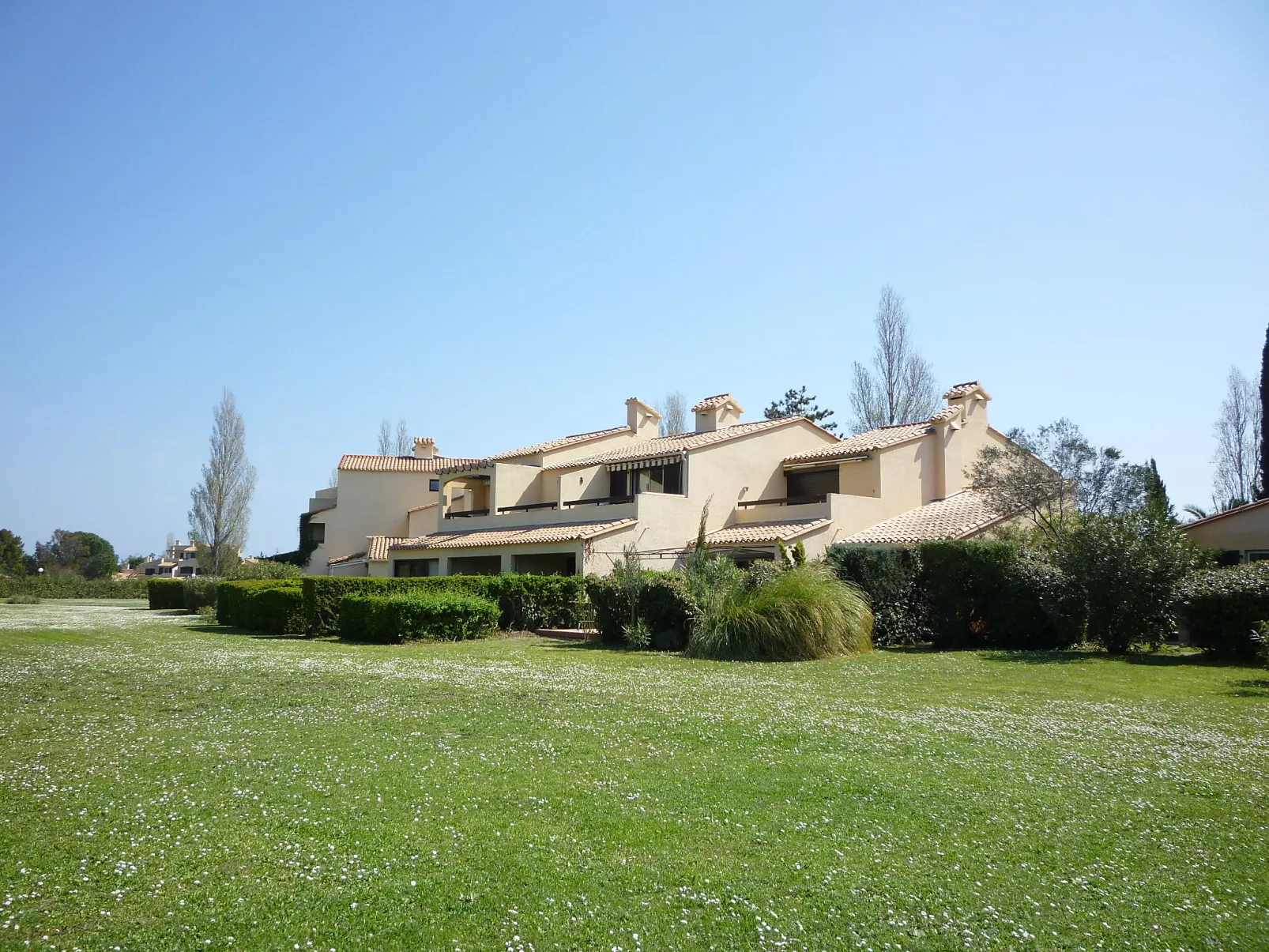 Les Catalanes du Golf-Outside