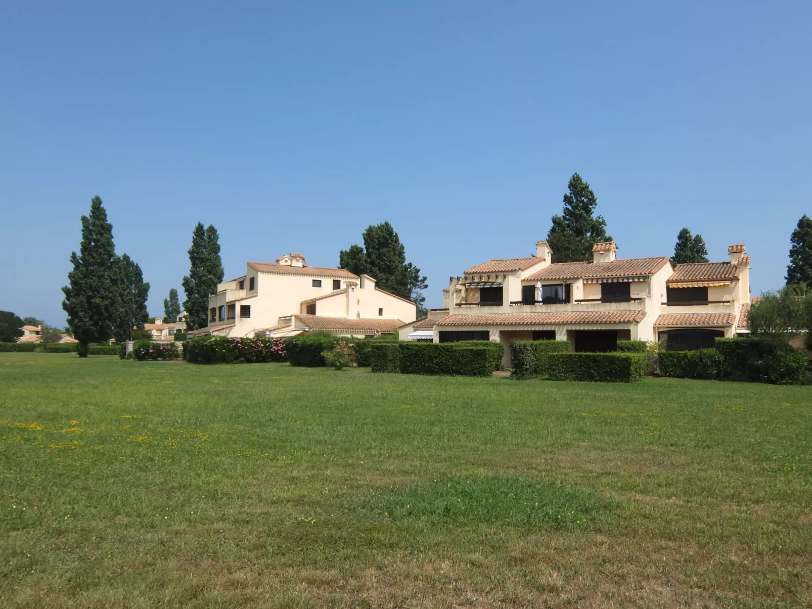 Les Catalanes du Golf-Outside