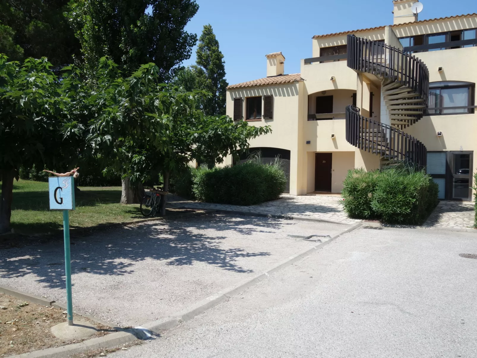 Les Catalanes du Golf-Outside