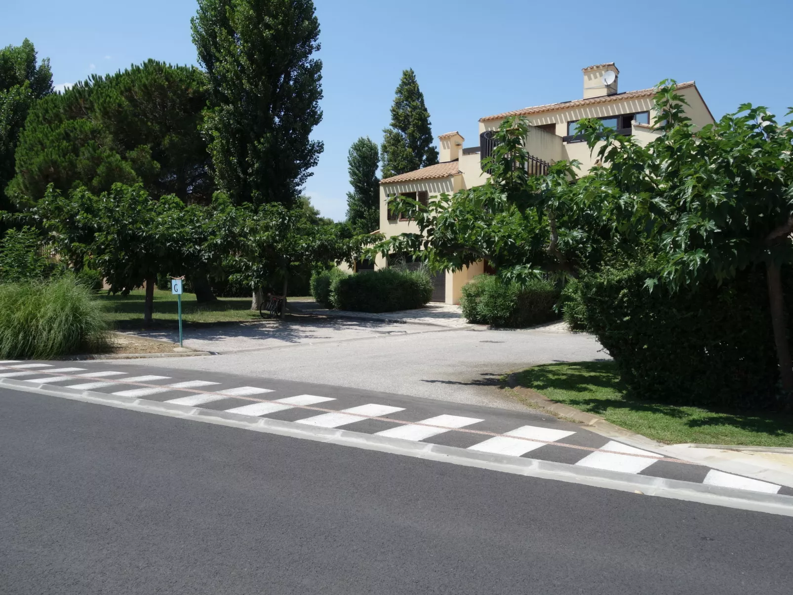Les Catalanes du Golf-Outside