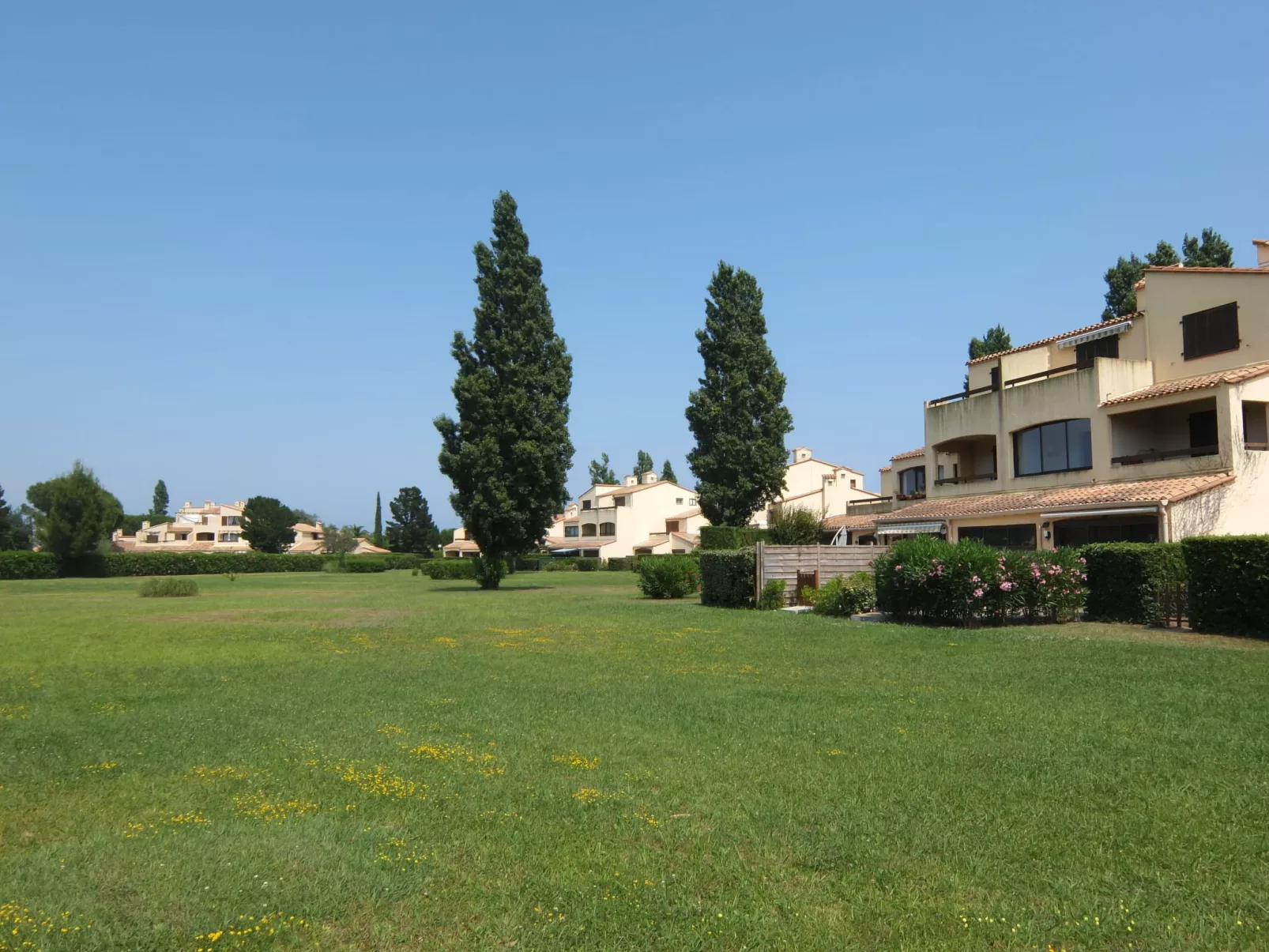 Les Catalanes du Golf-Outside