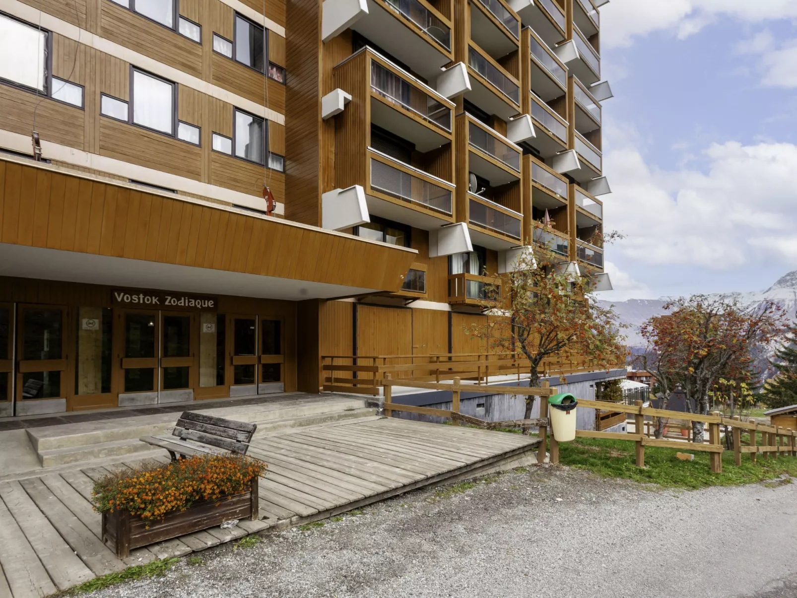 Vostok Zodiaque-Outside