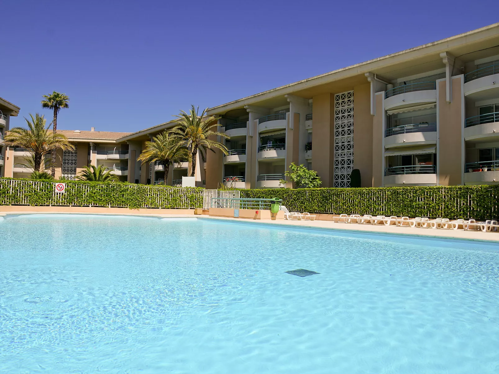 Le Cesarée-Outside