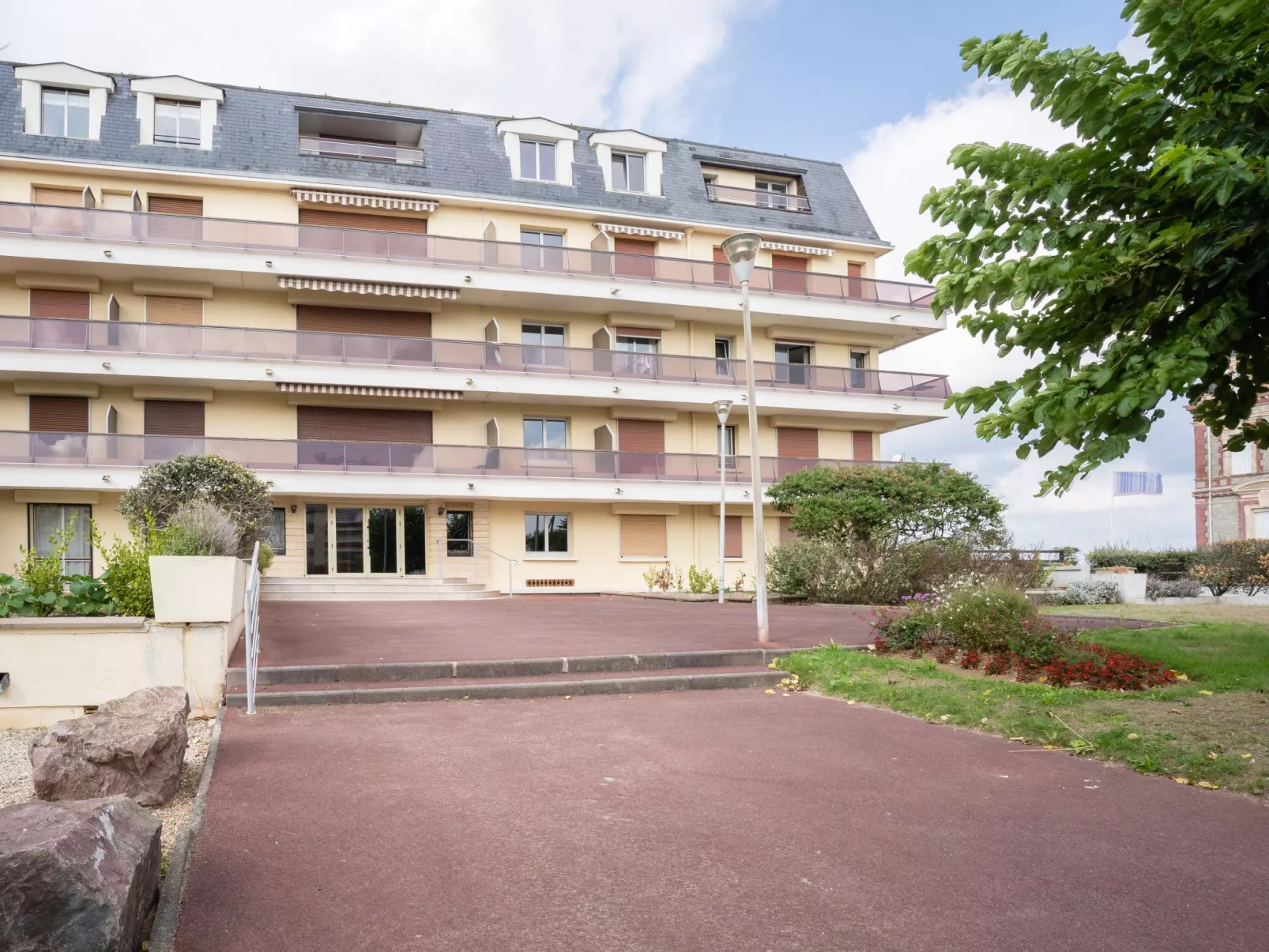 Les Caravelles-Outside